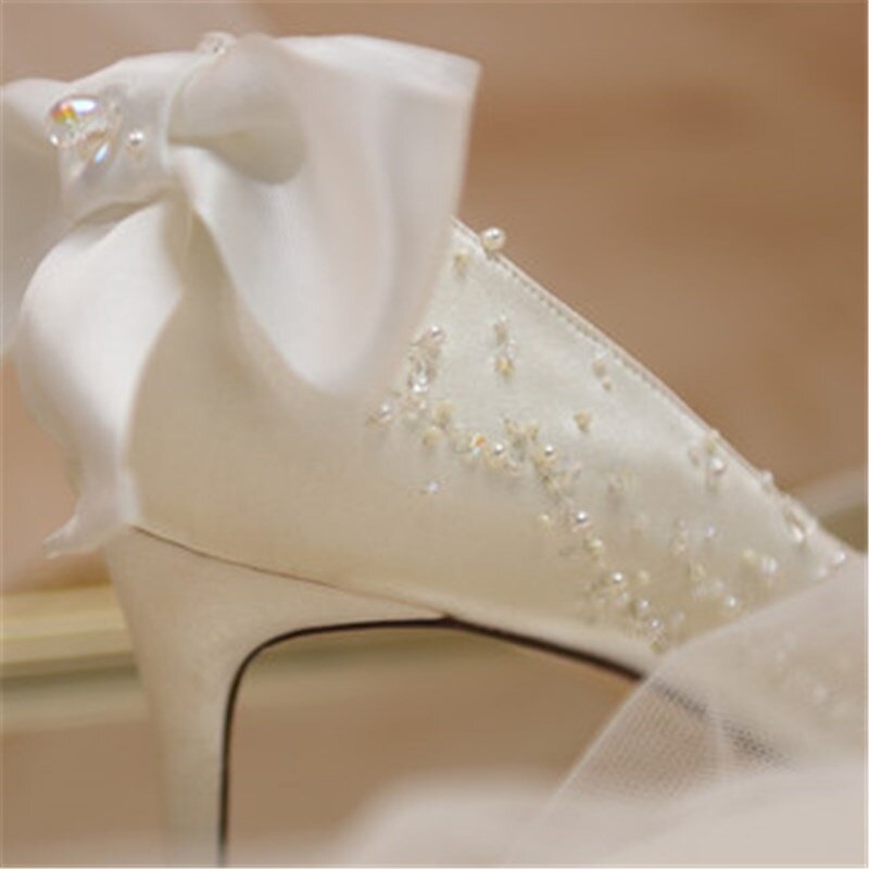 جديد ربيع 2021 حذاء زفاف فرنسي مطرز بخنجر حذاء نسائي أبيض جانبي فستان مأدبة فارغ حذاء فردي صندل لؤلؤي