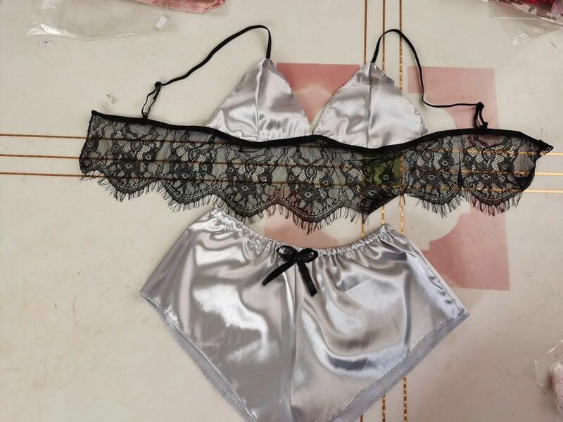2PCS Frauen Unterwäsche Sexy Seide Satin Dessous Pyjamas Crop Tops Bh + Shorts Sets Sexy Weiblichen V-ausschnitt Ärmelloses Nachtwäsche