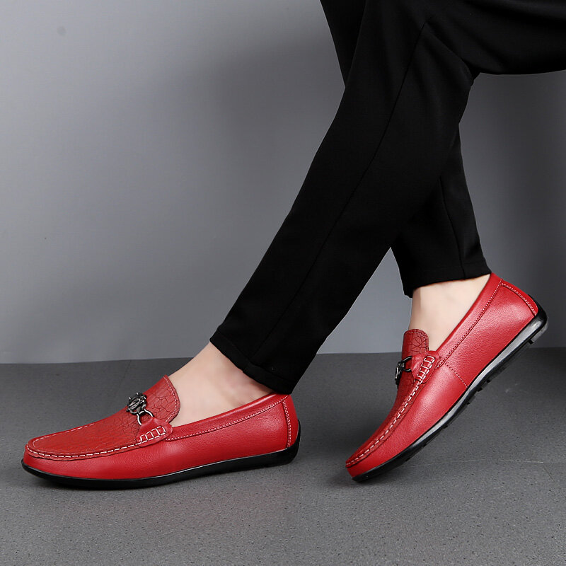 Zapatos de guisantes informales de cuero para hombre, calzado de suela suave para conducir, zapatos perezosos con pedal rojo, primavera 2022