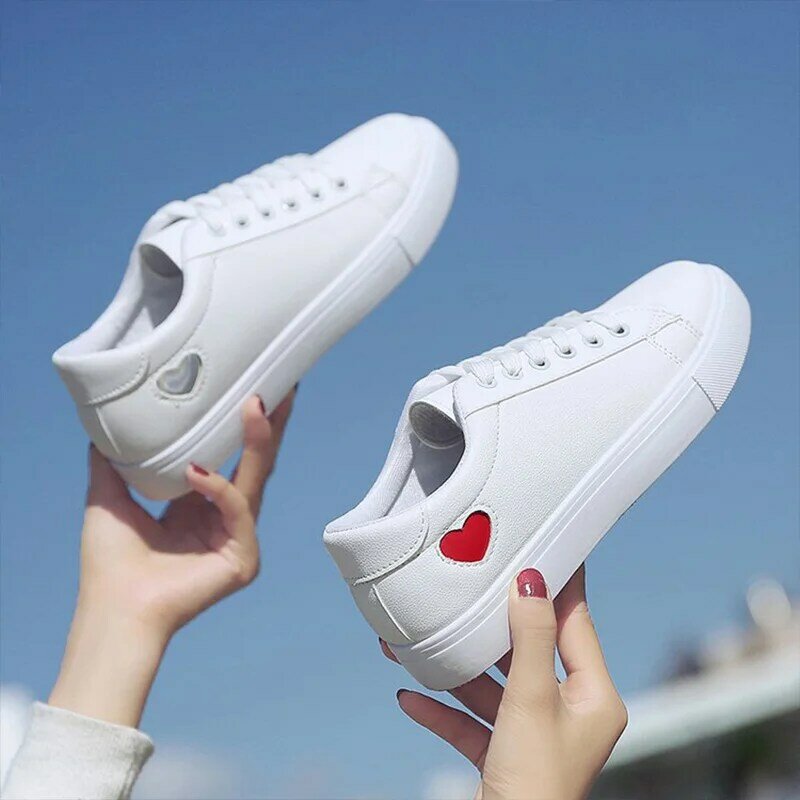 2022 jesień kobieta buty moda nowa kobieta PU skórzane buty damskie oddychające słodkie serce mieszkania obuwie białe trampki