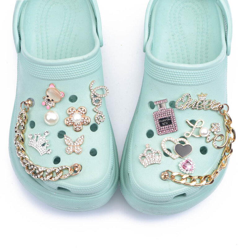 새로운 브랜드 신발 참 디자이너 악어 참 블링 라인스톤 소녀 선물, 글로우 클로그 장식, 금속 사랑 나비 액세서리
