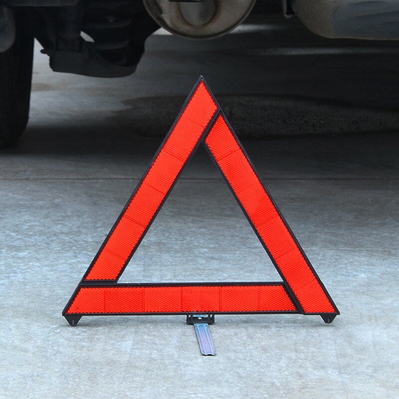 Carro de emergência avaria aviso triângulo vermelho reflexivo segurança perigo tripé carro dobrado sinal parada refletor