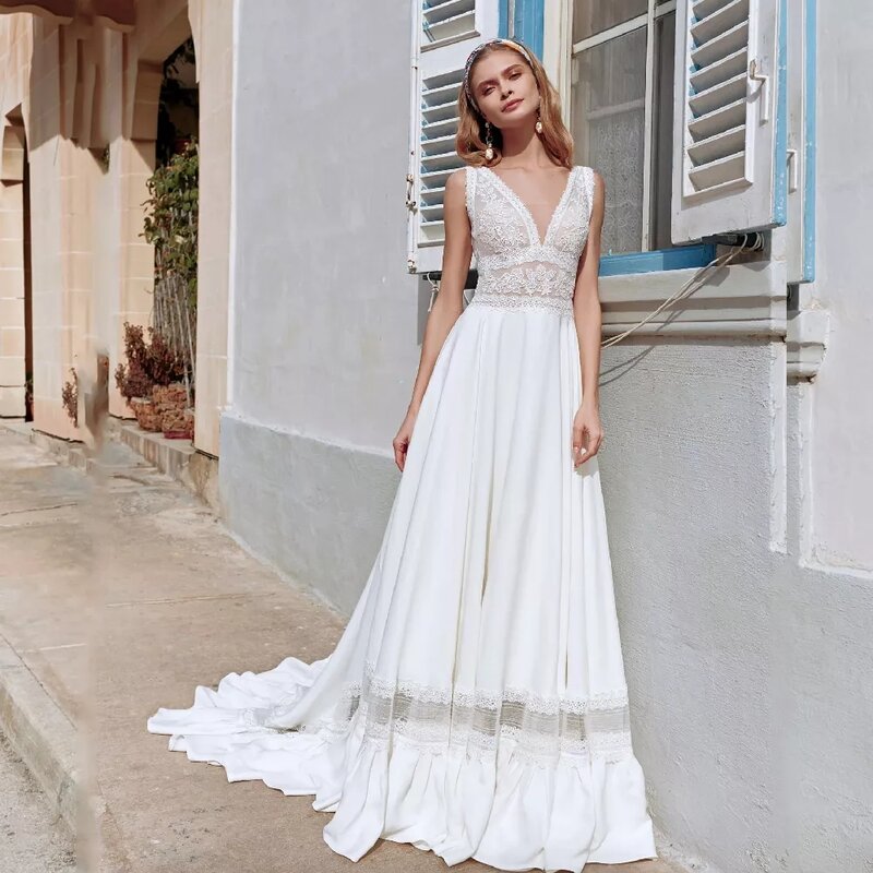 2022 New Boho Lace Wedding Dresses Beach White Sleeveless  Gowns V Neckline Bridal  Back Out Appliqued Court Train