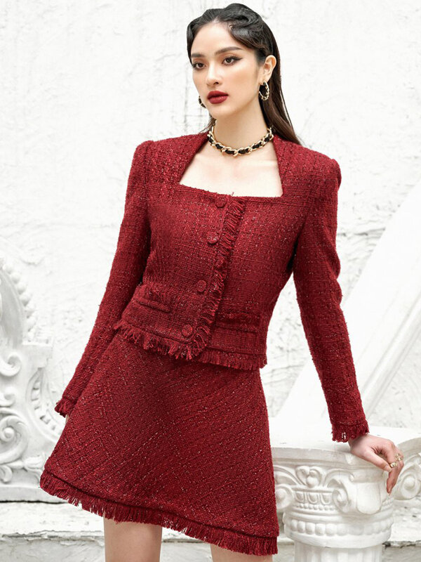Tailleur français exquis d'hiver, col carré, clavicule exposée, sexy, petit parfum dame, veste en laine rouge foncé, jupe costume
