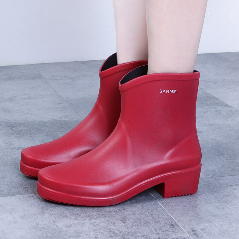 Nova mulher botas de chuva ankle boot para mulher à prova dwaterproof água sapatos de cor sólida primavera outono botas de chuva antiderrapante feminino sapato casual 98