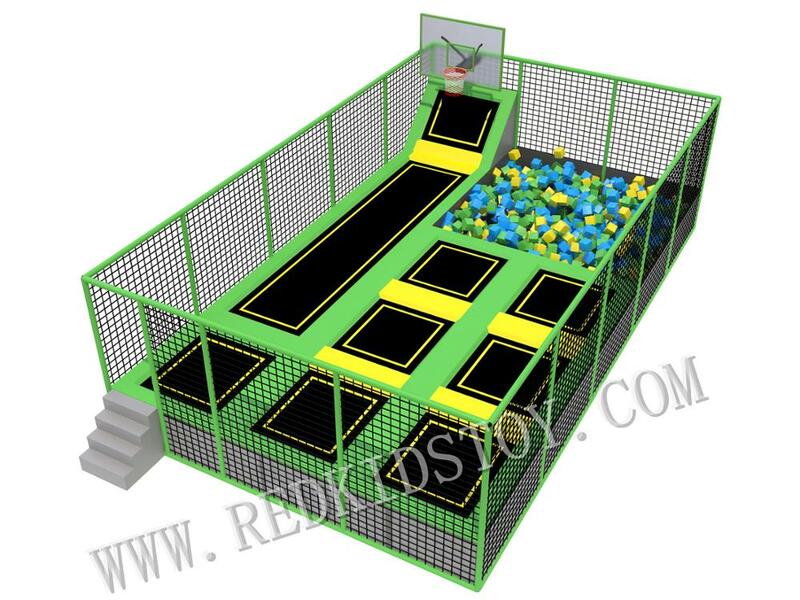Parque de trampolim exportado para o golgo com buraco de espuma e área de basquete