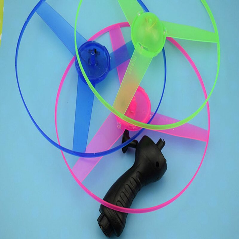 1pc Lustige Fliegende Hand-push Griff Pull Draht Spinning Flyer Luminous Fliegende UFO Licht Griff Flash Fliegende Spielzeug für Kinder Spielzeug