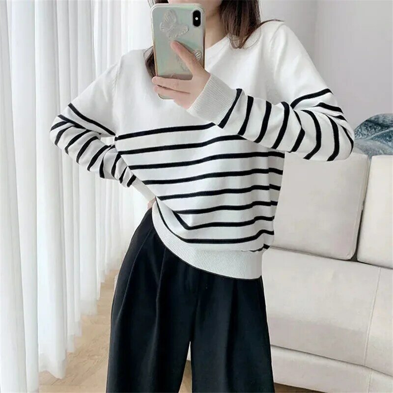 Женский пуловер в черно-белую полоску, с круглым вырезом