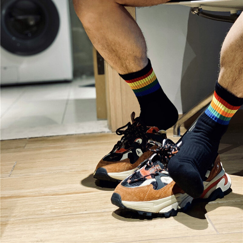Calcetines deportivos a rayas de arcoíris para hombre, medias de fútbol cómodas, Sexy, Gay, diseño único, color blanco