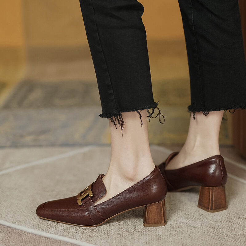 Zapatos de tacón medio gruesos para mujer, mocasines Retro con decoración de Metal y punta cuadrada, de cuero genuino, informales, sin cordones