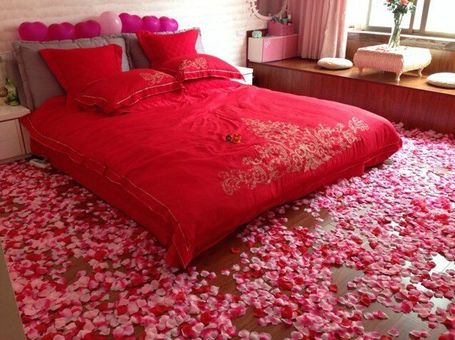 빨간 시뮬레이션 꽃잎이 있는 실크 천 100 개 4.5cm x 4.5cm 장미 꽃잎, 웨딩 웨딩 룸 레이아웃 웨딩 용품