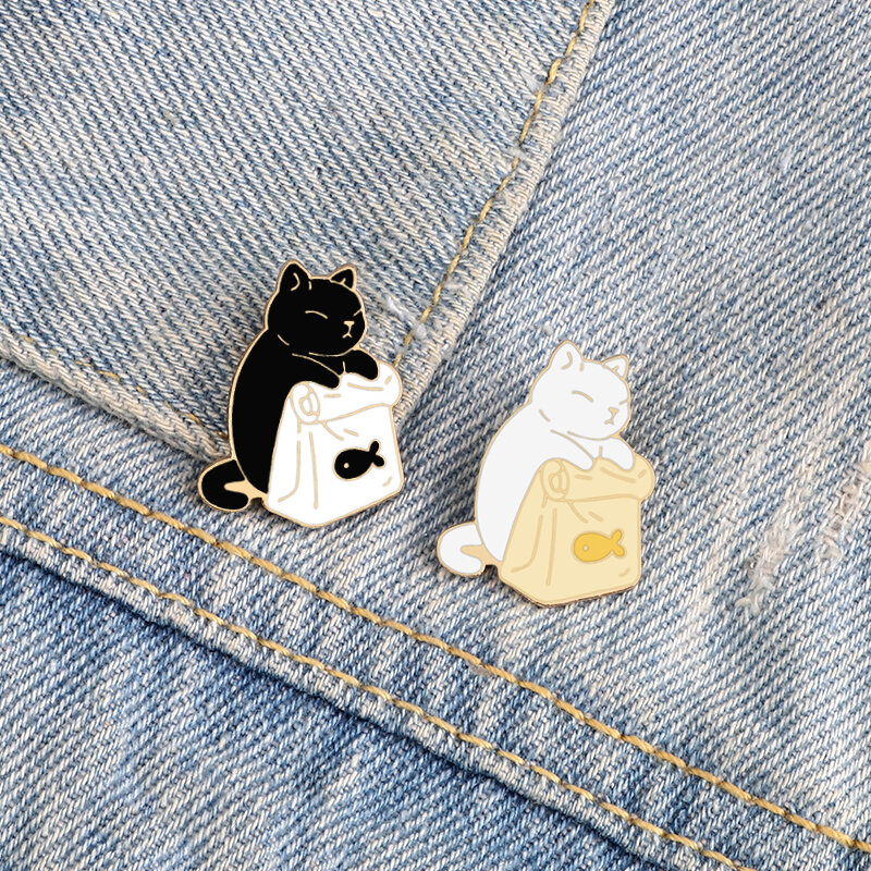 Bonito preto branco gatos esmalte pinos saco de peixe seco broche dos desenhos animados animais emblemas denim lapela pino jóias presente para crianças melhores amigos