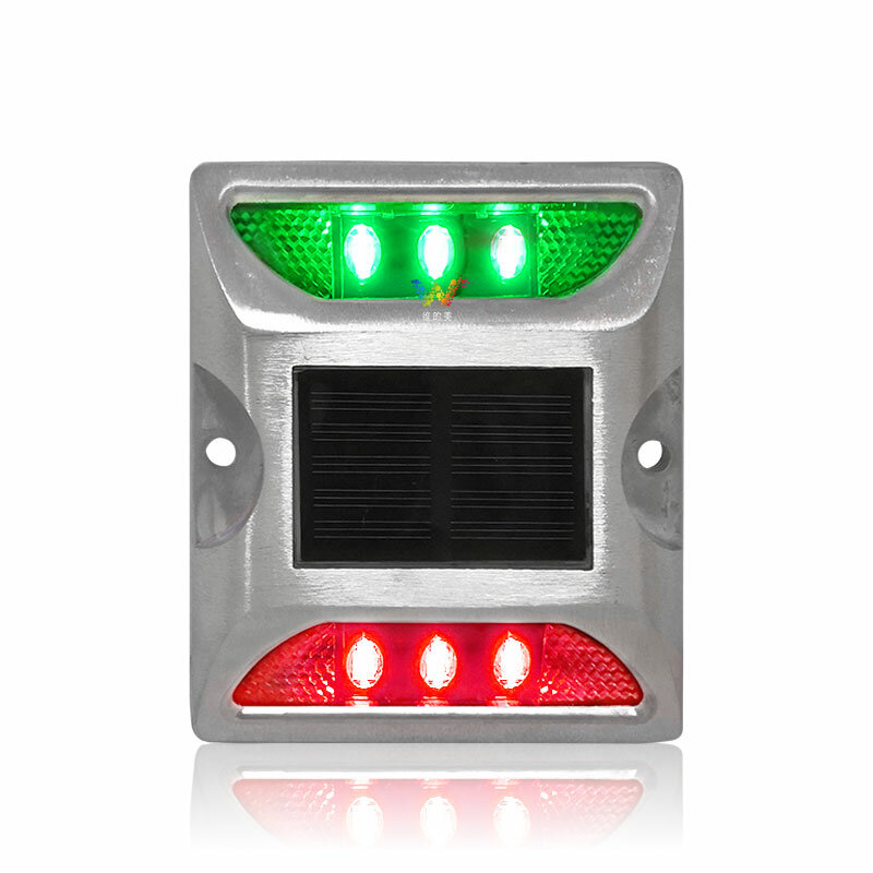 Perno da strada solare a LED a energia solare con indicatore stradale quadrato a doppio lato verde rosso