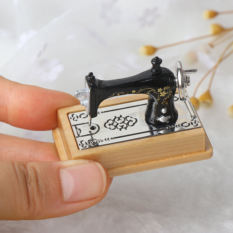Máquina de coser de madera para decoración de casa de muñecas para niños, accesorios con tijeras de hilo, juguetes para niñas, muebles en miniatura