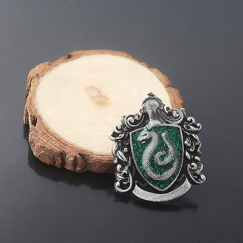 Klassische Harris Potter Hogwarts Schule Broschen Pins Vier College Tier Abzeichen Heiligtümer des todes Pins Hemd Mantel Zubehör Geschenk