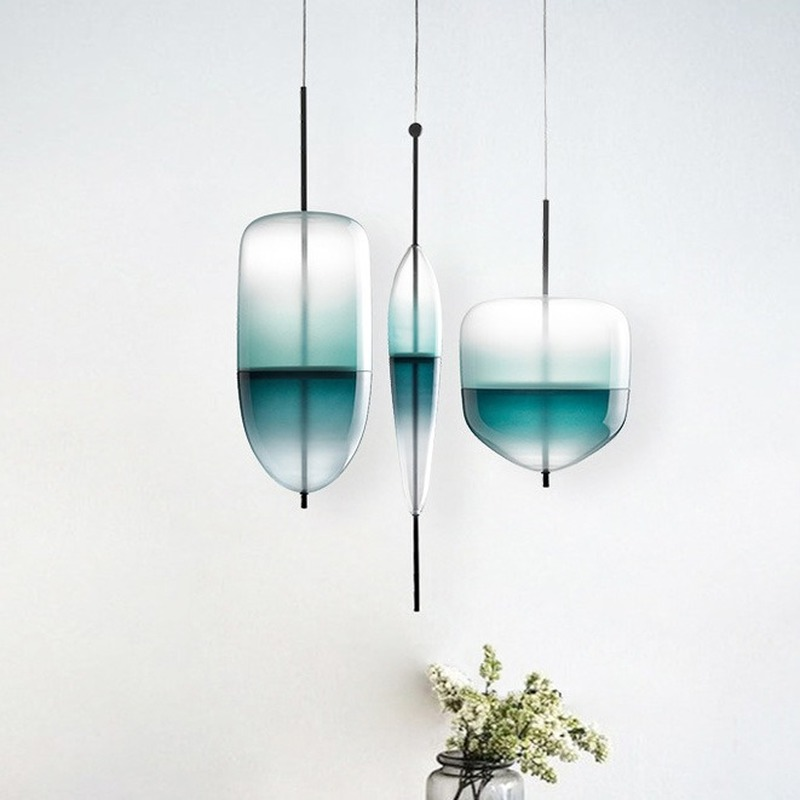 مصباح معلق LED على الطراز الاسكندنافي من الزجاج الأزرق على شكل دمعة ، تصميم حديث مبسط ، إضاءة داخلية مزخرفة ، مثالي لغرفة المعيشة أو المطعم أو المطبخ.