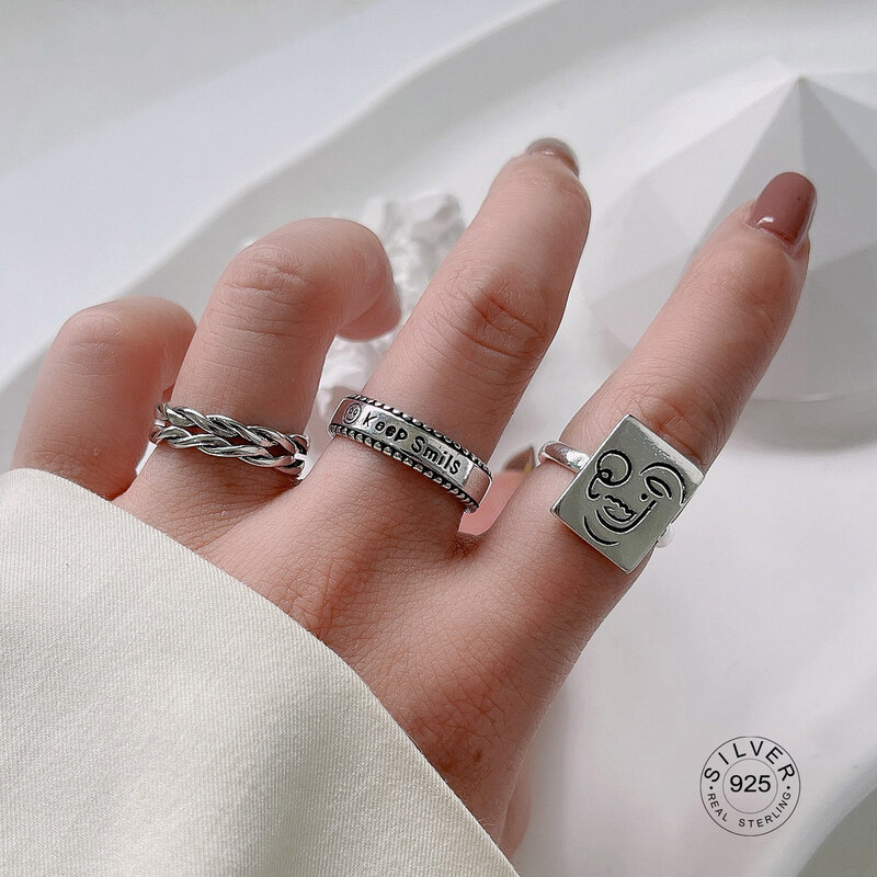 Женское кольцо из серебра 925 пробы с геометрической надписью улыбки