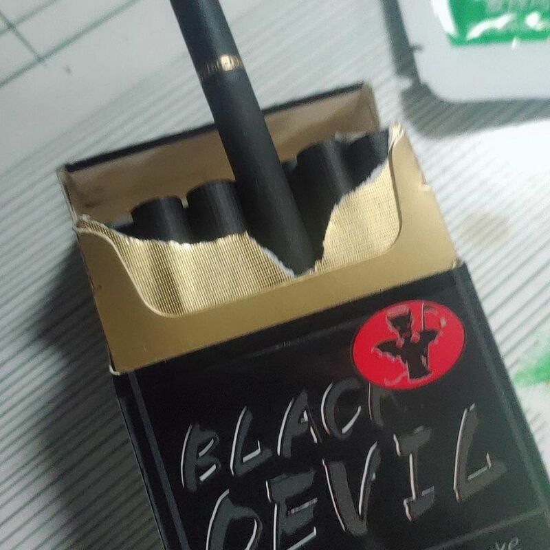 Quitte Rauch Artefakt Schwarz Teufel Schokolade Geschmack Zigaretten aus Chinesischen Tee Zigarette Nicht-tabak Produkte Kein Nikotin