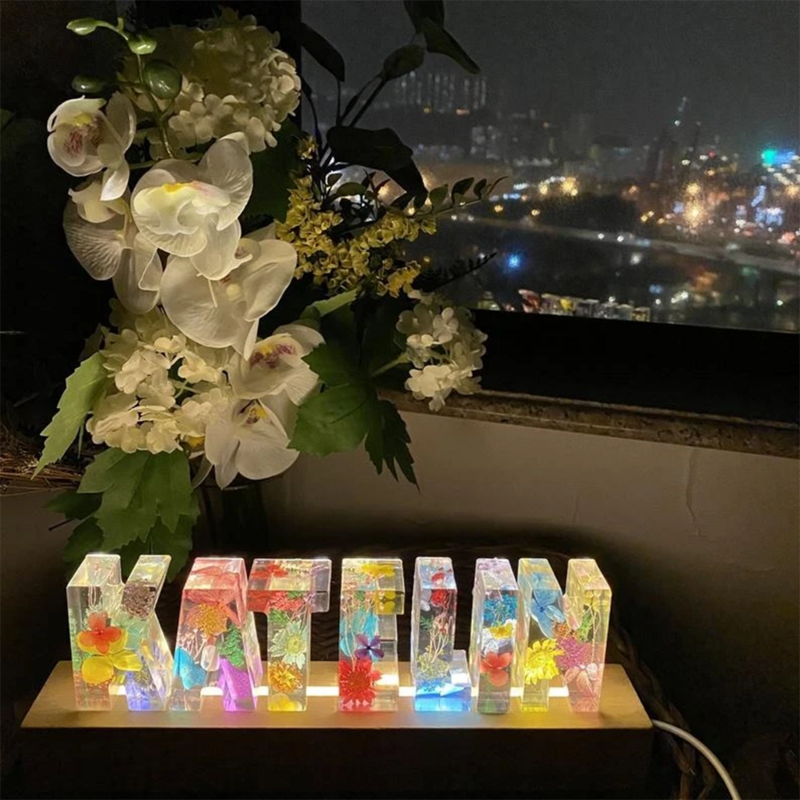 Luz nocturna de flores secas prensadas con inicial personalizada, Base de madera LED USB, decoración del hogar, regalo único, 26 letras