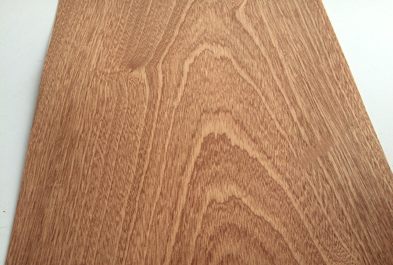 Folheado de madeira genuíno natural 25 - 50cm 250cm 0.2-0.45mm da sapela para o equipamento audio c/c do instrumento musical da guita da mobília