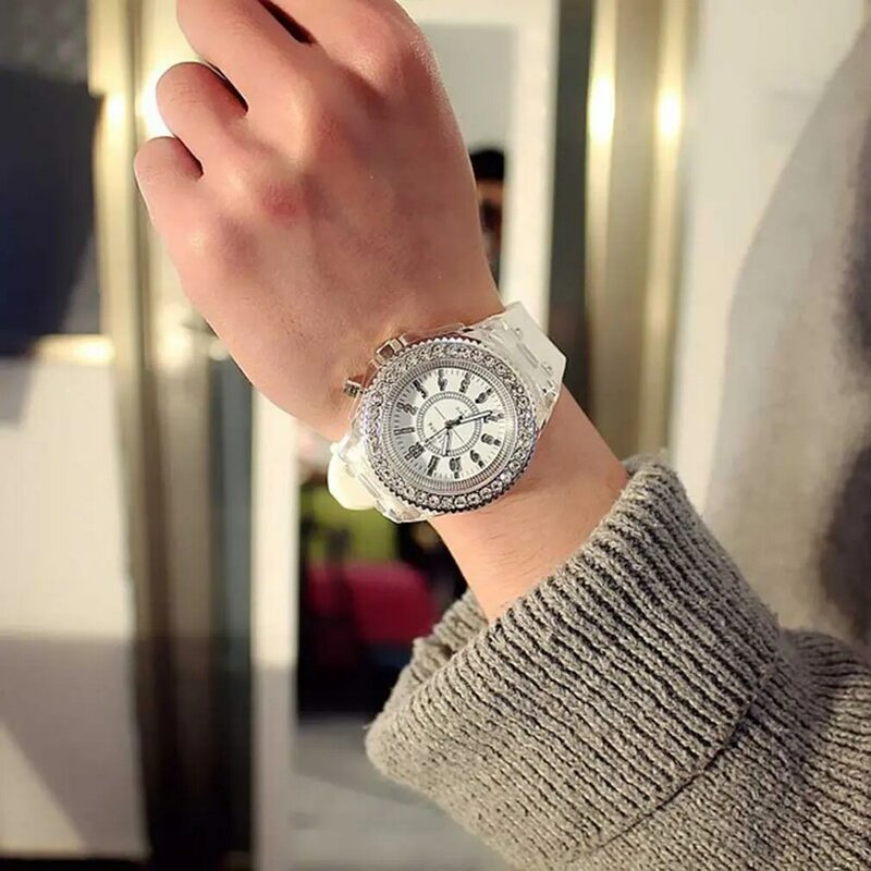 Jam Tangan Olahraga LED Berlian Imitasi Warna-warni 8 Jenis Jam Tangan Kuarsa Wanita Bercahaya Jam Tangan Silikon Wanita