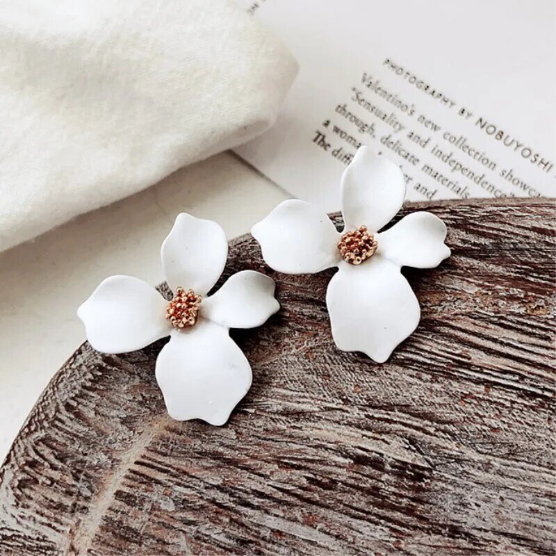 Czysty biały kolor Daisy Butterfly Flower Dangle kolczyki dla kobiet nowy letni koreański Orecchino kreatywny romantyczny biżuteria ślubna
