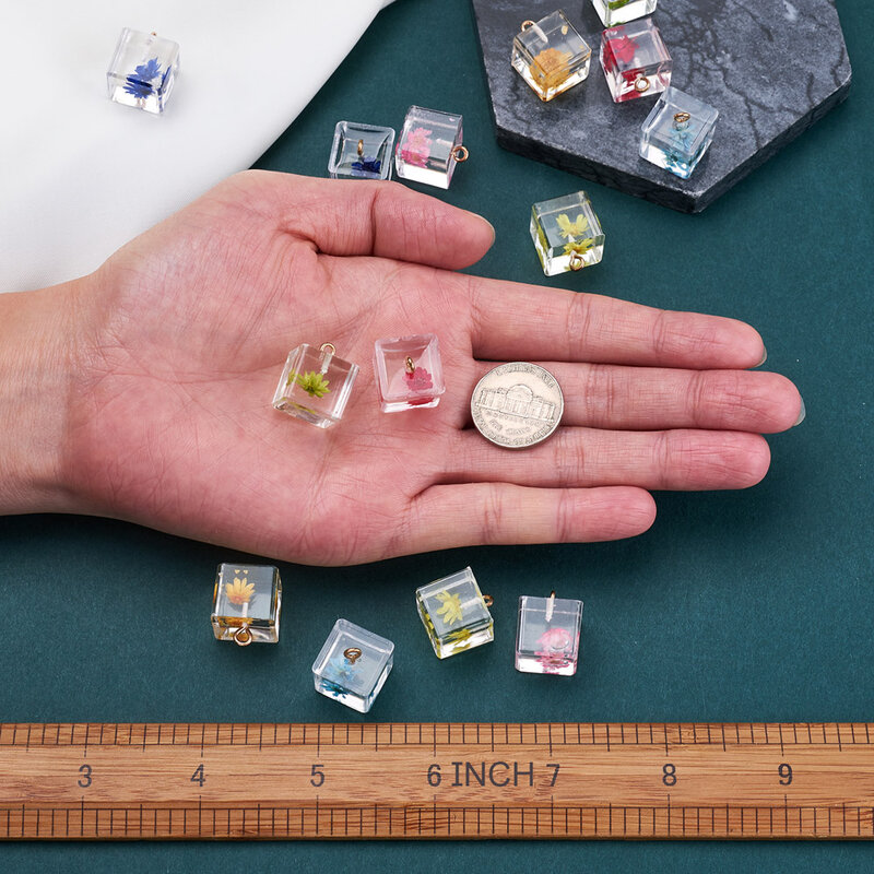 Pendentif cube transparent en résine pour femme, mélange de couleurs, fleurs séchées à l'intérieur, breloque carrée, collier bricolage, bijoux artisanaux, 14 pièces