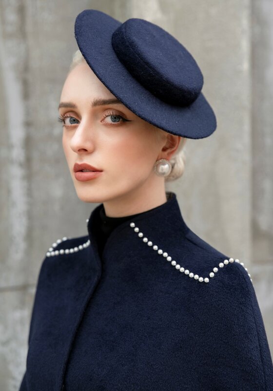 Capispalla invernale in lana cashmere nera e blu scuro con perla sulla spalla