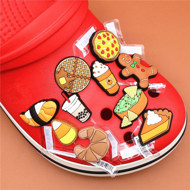 1 pz alimenti ciondoli per scarpe carino Sushi biscotti torta gelato scarpe in PVC accessori Decoraciones superiori per fibbia regali per bambini