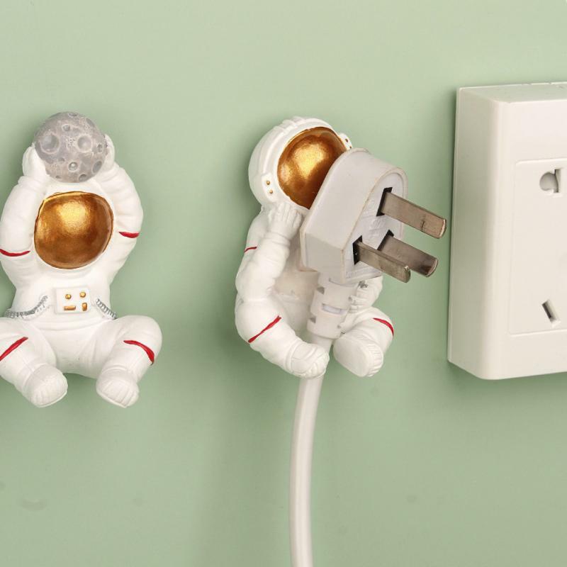 2pc Cute Cartoon Astronaut Shaped No drilling Strong Hook Plug Power Cord Storage Rack Finishing Bracket Storage Rack Wall Decor