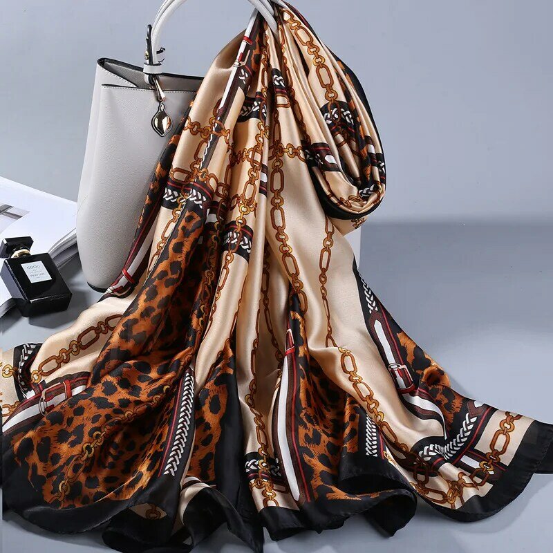 Écharpe en soie douce pour femmes | Écharpe en soie douce, châle léopard chaîne imprimée, écharpes longues enveloppes, mode 2020