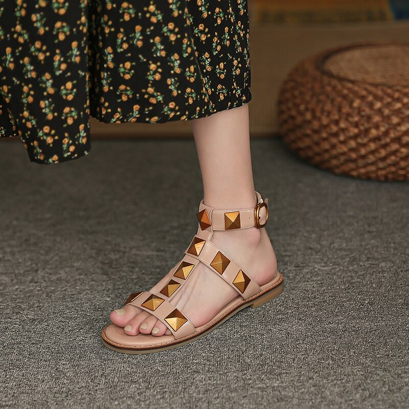 Sandálias de couro genuíno para mulheres, sapatos casuais com rebites, estilo gladiador, salto quadrado, preto e branco, nova marca, 2023