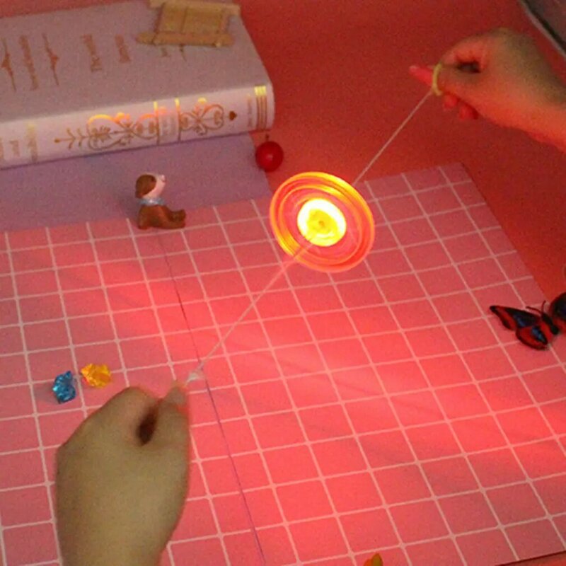 Luminous Hand Pull Flywheel Toy para crianças, corda intermitente, luz LED, Flash Gyro Gift, novidade, 1:5 pcs por lote