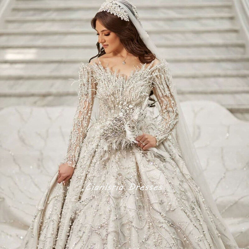 High-end-Perlen Perlen Dubai Kathedrale Zug Ballkleid Hochzeit Kleider Weg Von Der Schulter Federn Saudi Arabisch Brautkleider