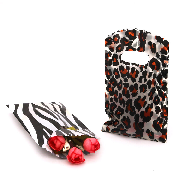 다양한 디자인의 작은 플라스틱 가방, 손잡이가 있는 부티크 선물 가방, 멋진 매력 귀걸이, 보석 포장 가방, 9x15cm, 50 개/로트