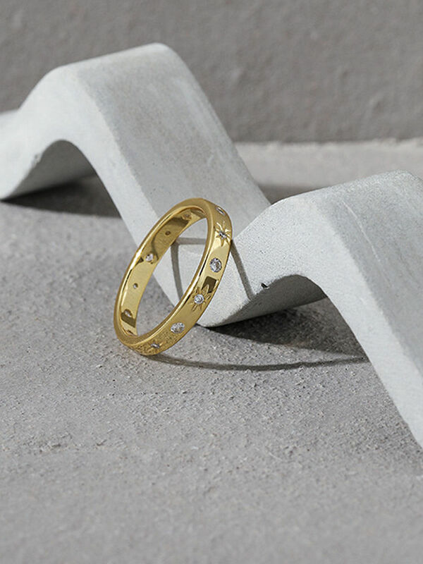 Женское кольцо из серебра 925 пробы с цирконом