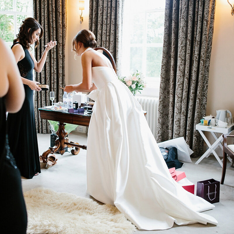 홀터 플레인 새틴 Bowknot 신부 가운 오프 화이트 백리스 사용자 정의 만든 플러스 크기 간단한 높은 목 웨딩 파티 드레스