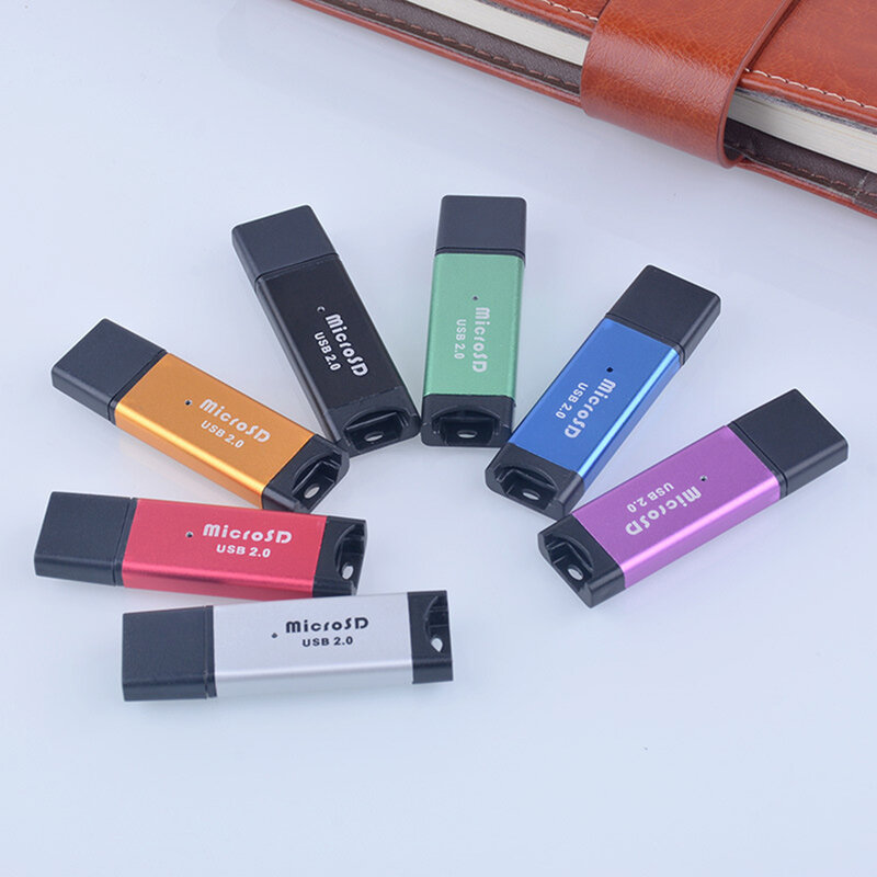 قارئ بطاقات SD من سبائك الألومنيوم قارئ بطاقات USB2.0 عالية السرعة بطاقة TF الذكية المحمولة محول لون عشوائي