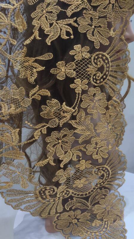 حجاب من الدانتيل, بتصميم جديد مطرز باللون الذهبي