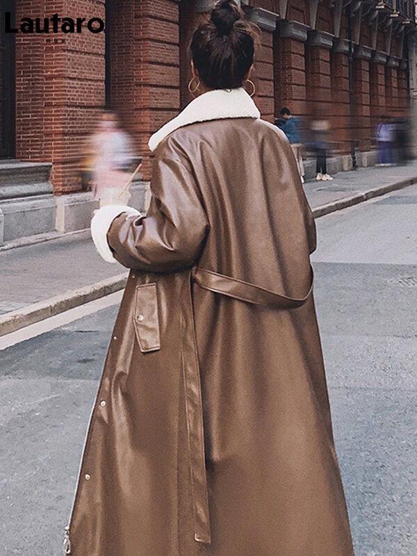 Lautaro شتاء طويل دافئ سميكة جلدية خندق معطف للنساء مع فو الفراء داخل حزام فضفاض الكورية موضة 2021 سترة مبطنة بالفراء