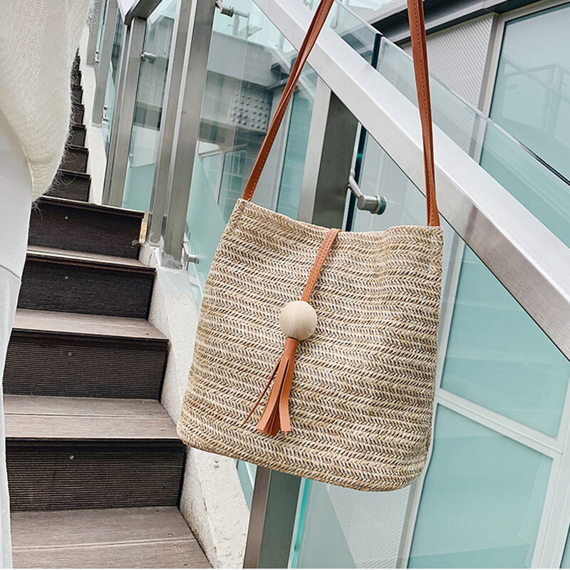 Соломенные сумки-ведра с кисточками для женщин, модная плетеная пляжная сумка через плечо из ротанга с плетением на ремне, лето 2021