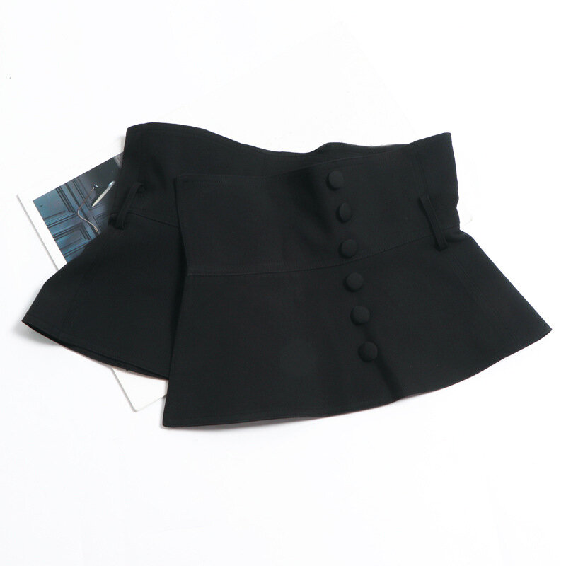 حزام أنيق وواسع للغاية للنساء موضة عام 2021 ، مُزين بزخرفة مع فستان ، بخصر مغلق ، حزام من القماش ، أسود ، بقفل للخصر وقميص