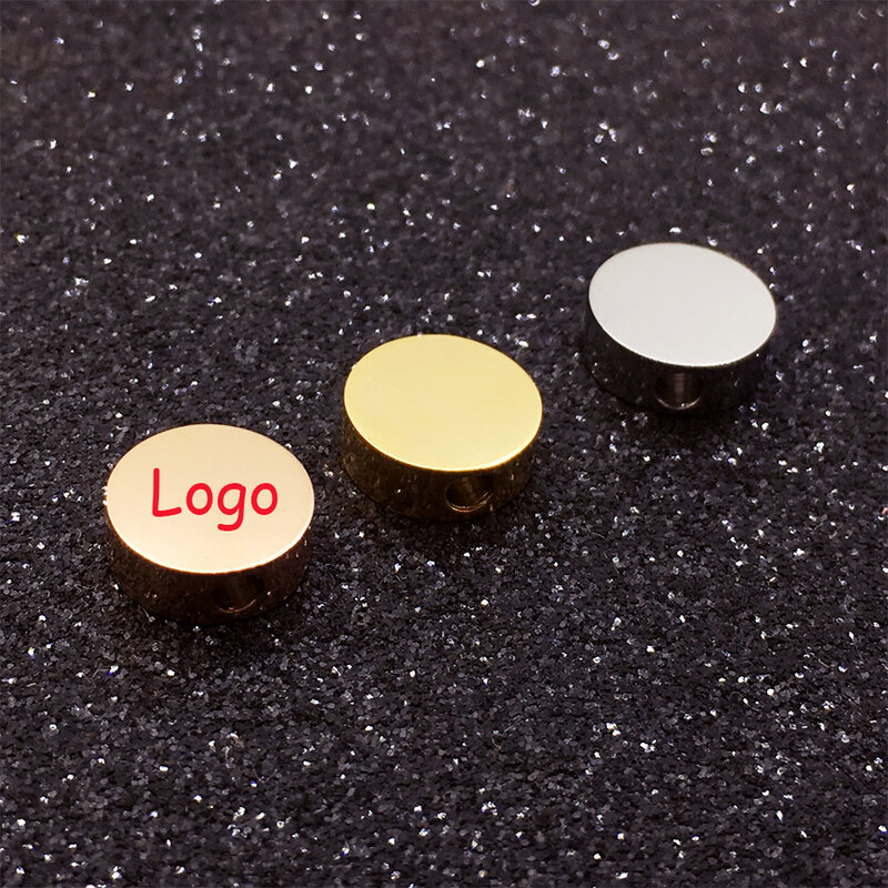 Cuentas de logotipo personalizado para pulsera, abalorios circulares de acero inoxidable con grabado láser, tamaño de agujero de 2mm, 8mm, 50 piezas por lote