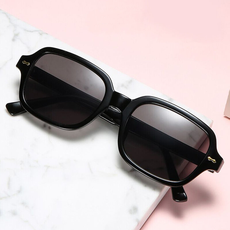 Vintage กรอบแว่นตากันแดดทรงเหลี่ยมผู้หญิงแฟชั่น Rivet ดวงอาทิตย์แว่นตา Unisex ยี่ห้อ Designer กระจกสีดำ Retro Oculos De Sol