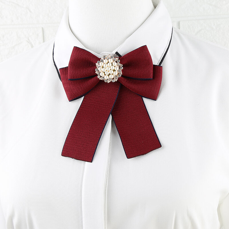 ربطة القوس فيونكة بروش للنساء الكورية البريطانية البنك فندق كلية نمط قميص الاكسسوارات اليدوية كريستال اللؤلؤ طوق زهرة ربطة