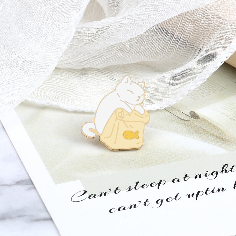 Śliczne czarne białe koty emaliowane szpilki suszone z torbą na ryby broszka Cartoon zwierząt odznaki Denim przypinka biżuteria prezent dla dzieci Best Friends