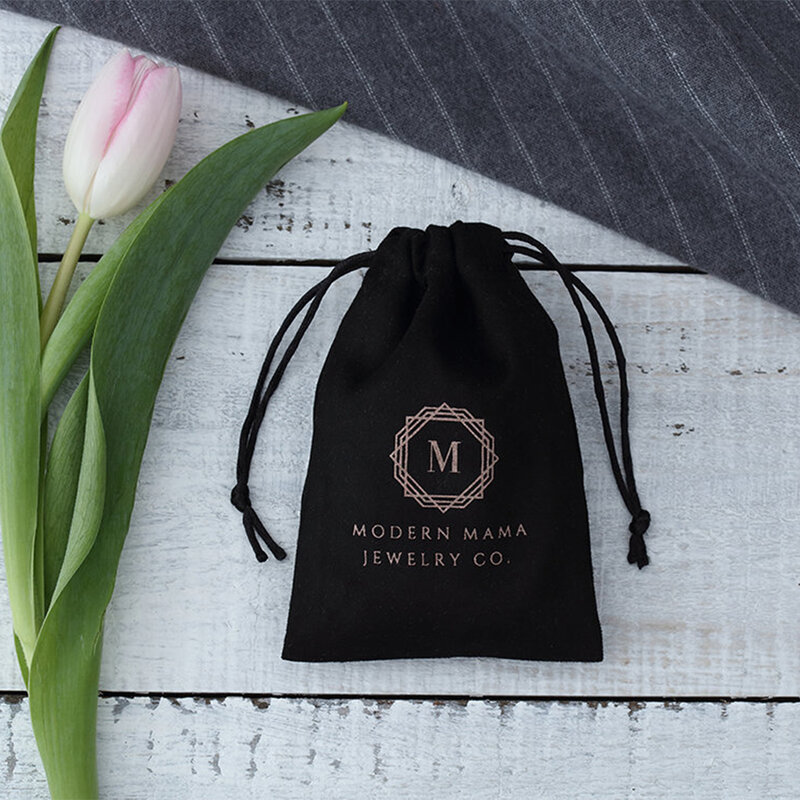 100 bolsas de regalo de franela negra Logotipo personalizado Embalaje de joyería Bolsas de cordón elegante para la decoración de la boda del partido Bolsa de joyería para los anillos collar pulsera colgante pendiente