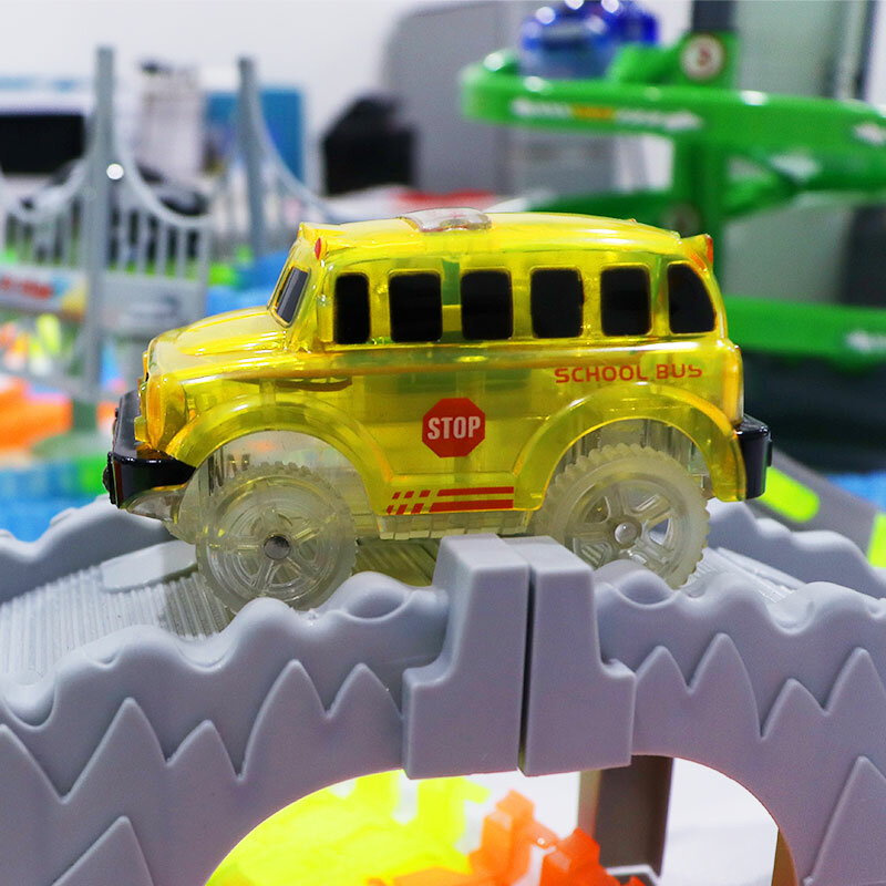子供のためのカラフルなプラスチック製のレーシングトラック,明るい色のライト付きの創造的なレーシングおもちゃ