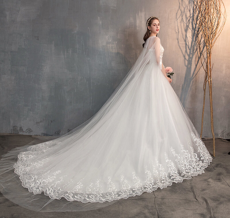 2023 chinesisches Hochzeits kleid mit langer Kappe Spitze Brautkleid mit langem Zug Stickerei Prinzessin plus Größe Brautkleid