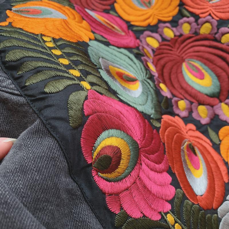 Женская джинсовая куртка в стиле бохо, повседневная шикарная куртка большого размера с длинным рукавом и цветочной вышивкой, новинка весны-осени 2023
